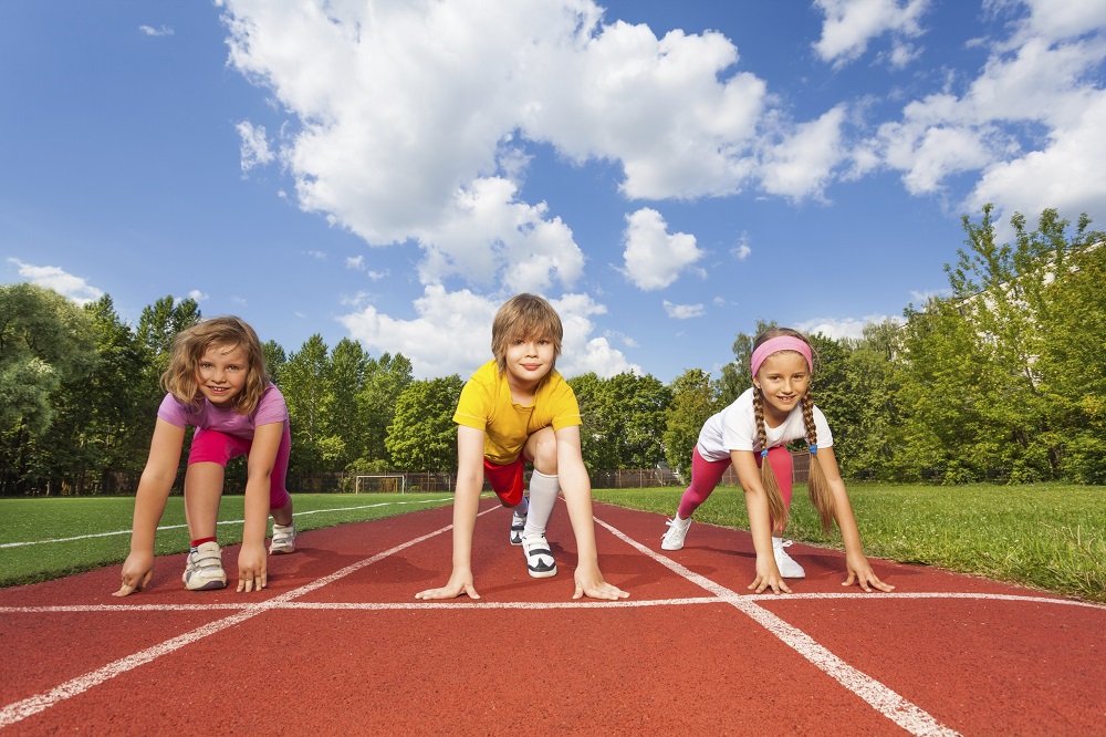 Kinder beim Start an einer Laufbahn