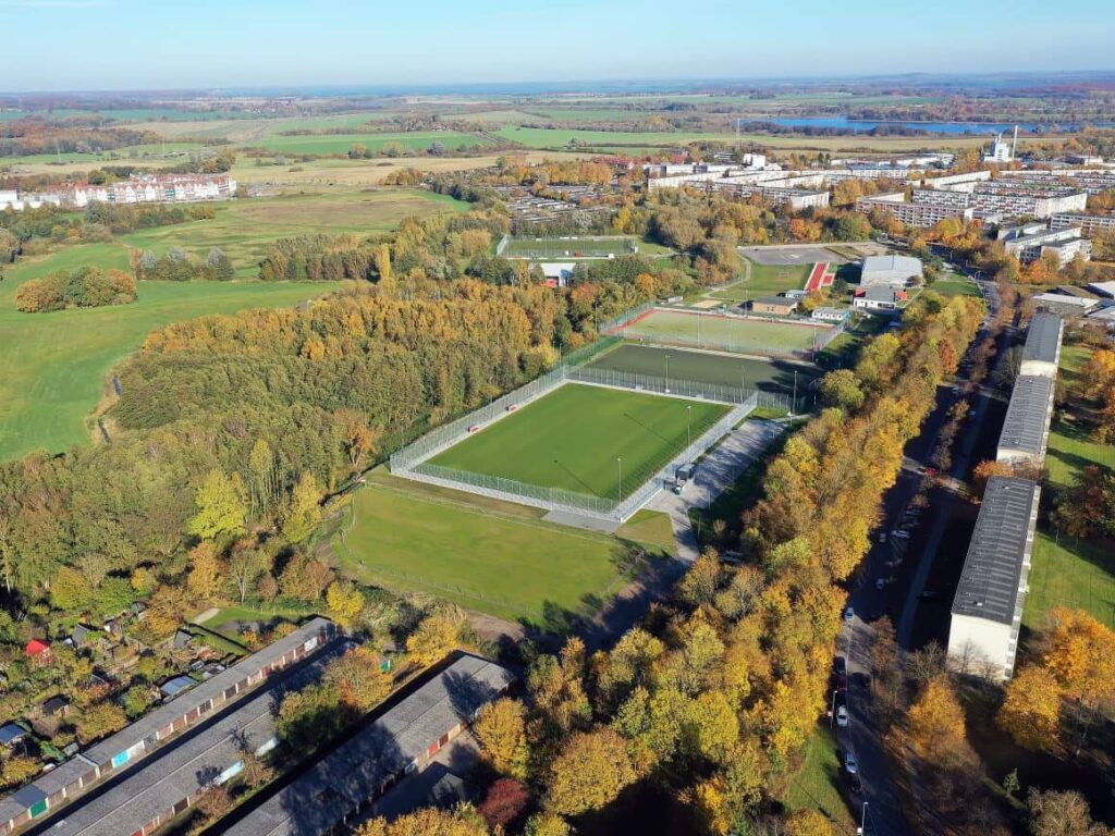 Neuer Naturrasenplatz im Sportpark Lankow übergeben